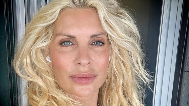 Ελένη Μενεγάκη: H φωτογραφία από τις καλοκαιρινές της διακοπές με την πετσέτα μπροστά στον καθρέφτη