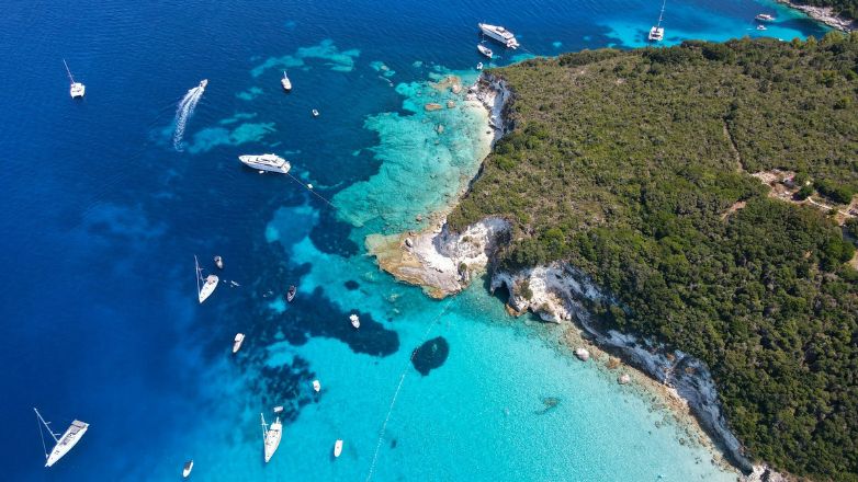 Συνελήφθησαν Ιταλοί καπετάνιοι που άναψαν φωτιά σε παραλία στους Αντίπαξους