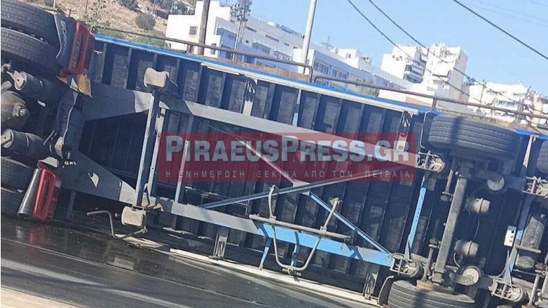 Ανατροπή νταλίκας προκάλεσε κυκλοφοριακό κομφούζιο στο Κερατσίνι