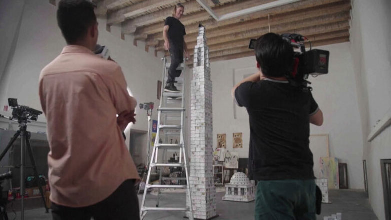 Το ψηλότερο σπίτι από τραπουλόχαρτα έχει 54 ορόφους και έσπασε το ρεκόρ Γκίνες