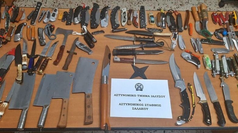 Ρόδος: Ασύλληπτος αριθμός σπαθιών, τόξων, μαχαιριών και όπλων εντοπίστηκε σε σπίτι 63χρονου