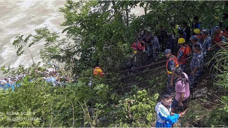 Νεπάλ: Τουλάχιστον 27 νεκροί από την πτώση λεωφορείου σε ποτάμι