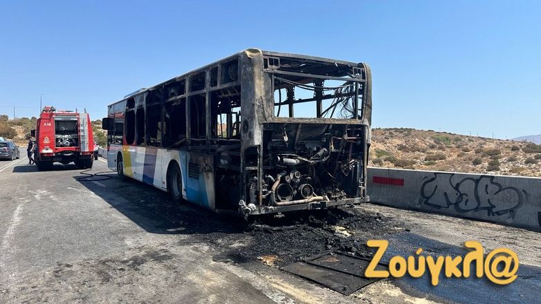 Φωτιά σε λεωφορείο στα Λιμανάκια Βουλιαγμένης: Κάηκε ολοσχερώς το όχημα – Πρόλαβαν να κατέβουν οι επιβάτες