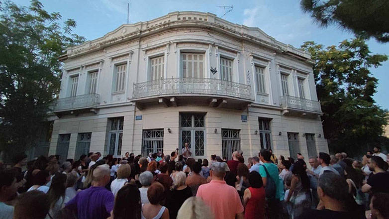 Οδόσημα μνήμης στην Ερμού: Ένας ιστορικός περίπατος στο φως της πανσελήνου