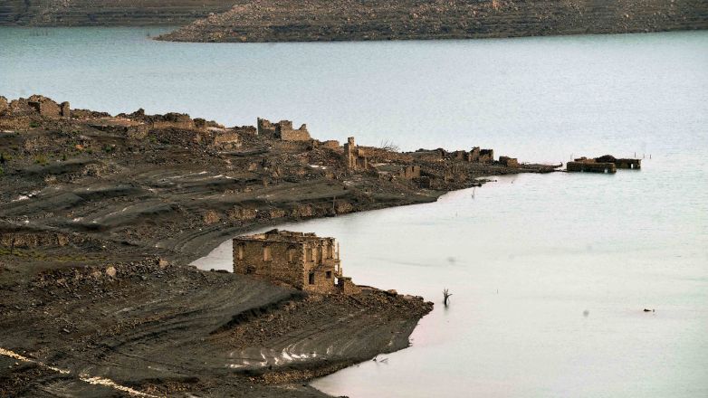 «Καμπανάκι» επιστημόνων για κίνδυνο λειψυδρίας στην Αττική: Πέφτει η στάθμη της λίμνης του Μόρνου – Αποκαλύφθηκε το βυθισμένο χωριό Κάλλιο