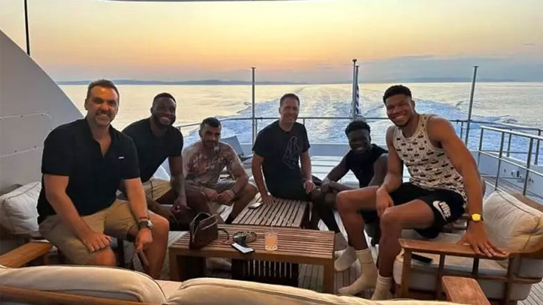 Γιάννης Αντετοκούνμπο: Ξέγνοιαστες στιγμές στη Μύκονο λίγο πριν τον γάμο του αδελφού του, Κώστα Αντετοκούνμπο