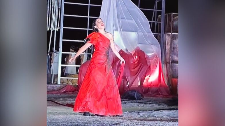 Αποθεώθηκε η Μαρίνα Σάττι στην Επίδαυρο – Η εντυπωσιακή εμφάνιση στην παράσταση «Ικέτιδες»