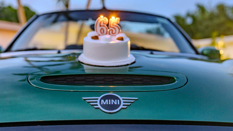 Η MINI γιορτάζει 65 χρόνια εμβληματικής καινοτομίας και αγωνιστικής κληρονομιάς