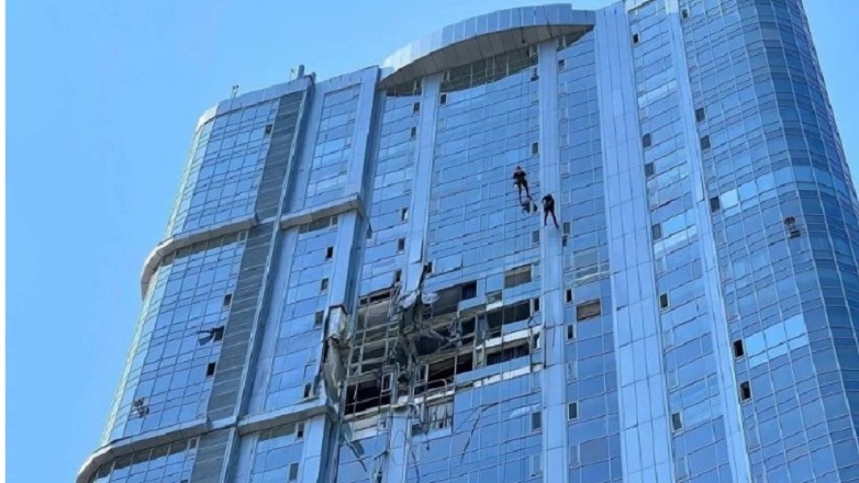 Ουκρανικό drone πέφτει πάνω σε πολυώροφο κτίριο στη ρωσική πόλη Σάρατοφ