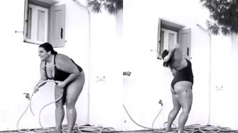 Η Δανάη Μπάρκα κάνει μπάνιο στην αυλή με το λάστιχο φορώντας ολόσωμο μαγιό – Βίντεο
