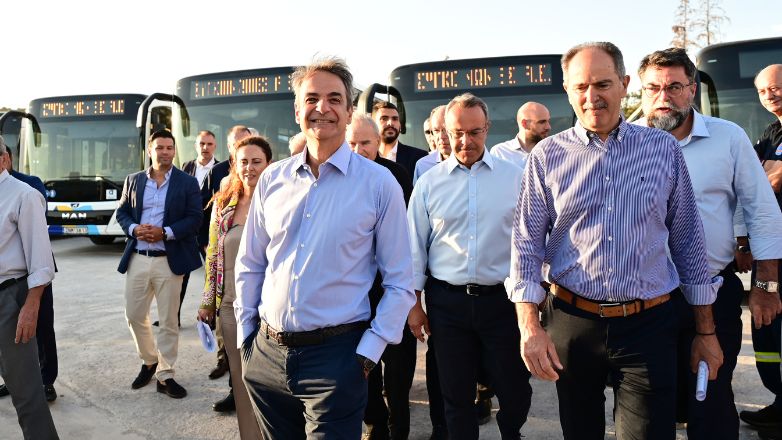 Στο αμαξοστάσιο της ΟΣΥ ο Μητσοτάκης – «950 νέα λεωφορεία στην Αττική το καλοκαίρι του 2025»