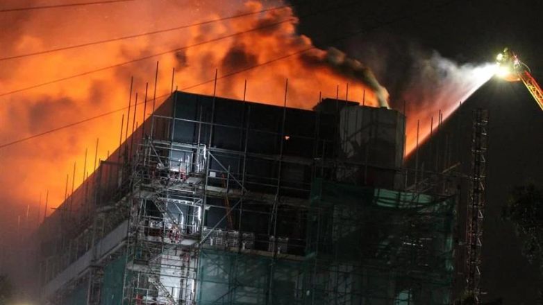 Λονδίνο: Πολυώροφο κτήριο τυλίχθηκε στις φλόγες – Πάνω από 200 πυροσβέστες επιχείρησαν στην κατάσβεση