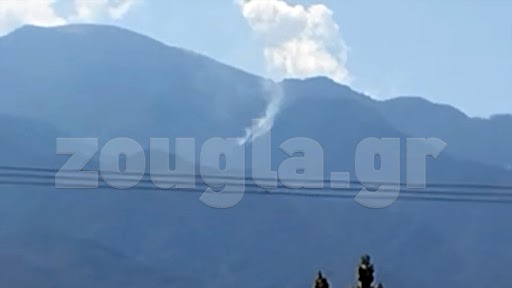 Σε εξέλιξη φωτιά σε δύσβατη περιοχή στον Όλυμπο