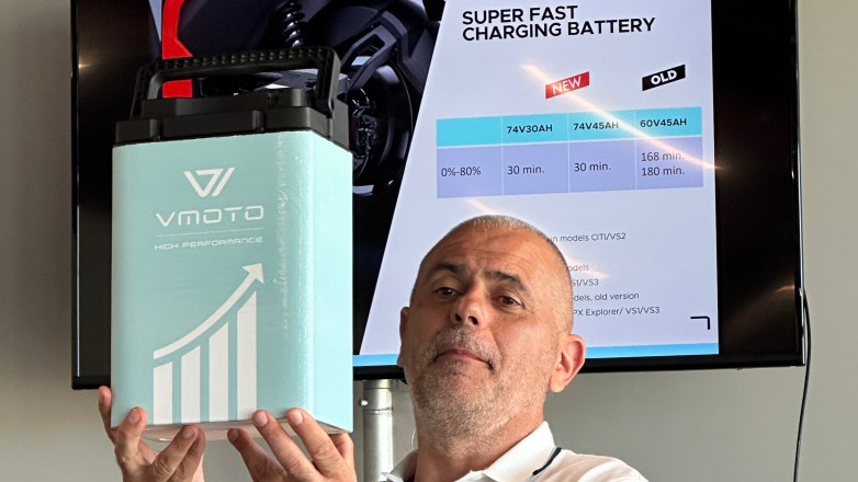 H Vmoto παρουσιάζει τη μπαταρία ταχείας φόρτισης στο Misano