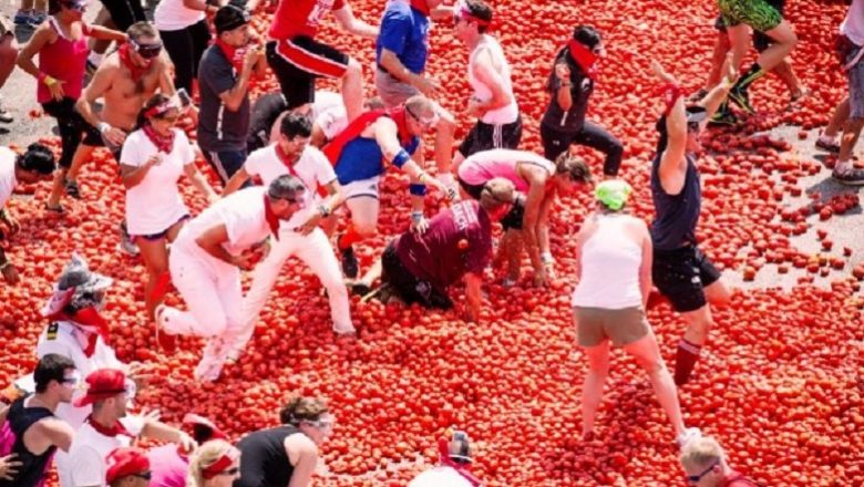 Ισπανία: Χιλιάδες “μαχητές” ντομάτας έβαψαν κόκκινους τους δρόμους του Μπουνιόλ