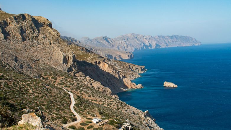 Τραγωδία στην Αμοργό: 57χρονη σκοτώθηκε πέφτοντας από γκρεμό μπροστά στα μάτια της κόρης της