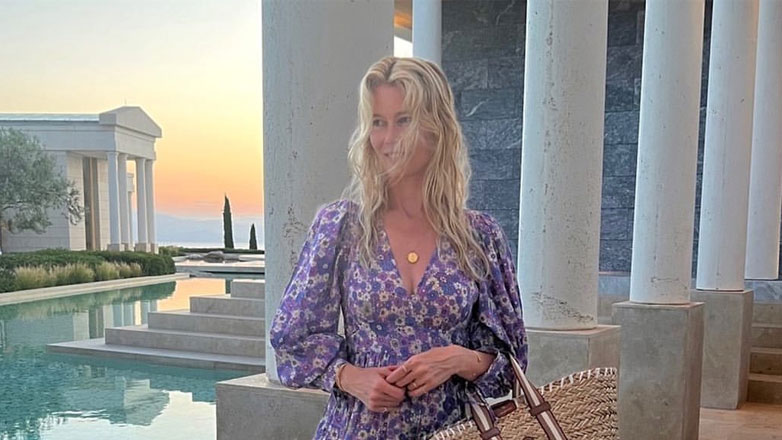 Η Claudia Schiffer γιόρτασε τα 54α γενέθλιά της με ένα βίντεο από την Ελλάδα