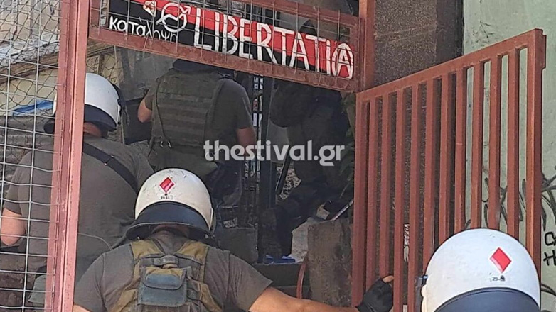 Θεσσαλονίκη: 11 συλλήψεις μετά την αστυνομική επιχείρηση στο διατηρητέο κτήριο της κατάληψης Libertatia