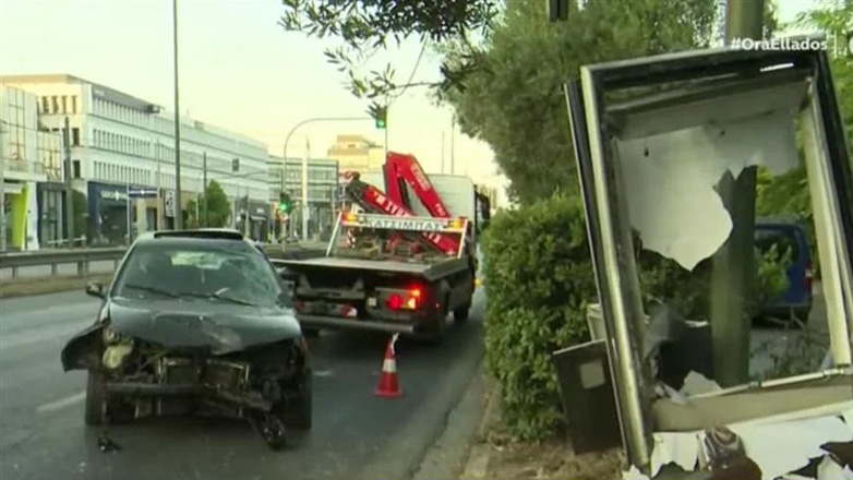 Αυτοκίνητο έπεσε σε στάση λεωφορείου στη Φιλοθέη