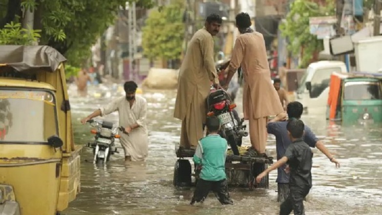 Ισχυρές βροχές πλήττουν την Ινδία και το Πακιστάν – Χλιάδες άνθρωποι εγκατέλειψαν τα σπίτια τους