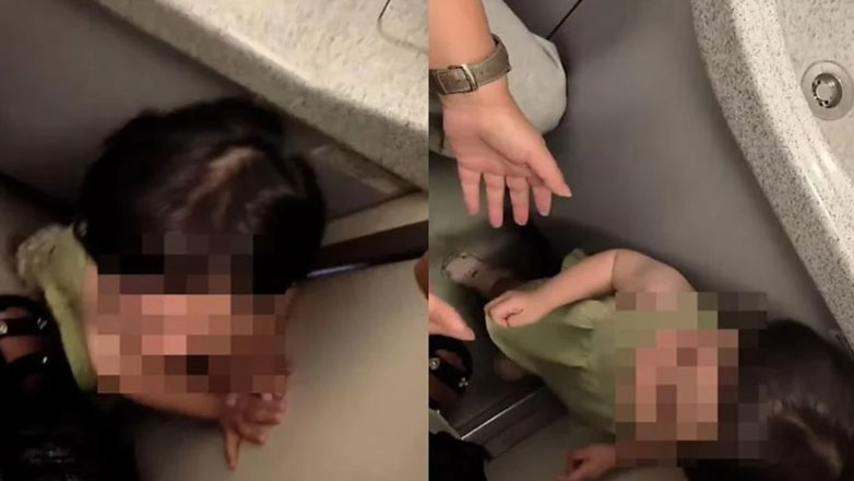 Κλείδωσαν παιδί που έκλαιγε… σε τουαλέτα αεροπλάνου – «Θα βγεις μόνο αν σταματήσεις»