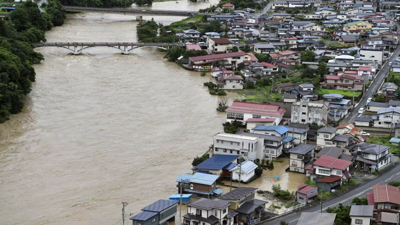 Ιαπωνία: Κατακλυσμιαίες βροχές στη χώρα, που πλήττεται από έναν ισχυρό τυφώνα και απειλείται με πλημμύρες