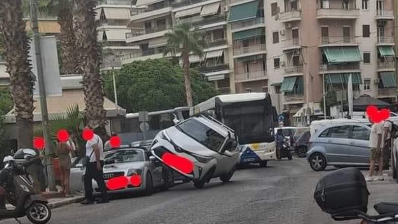 Απίστευτο τροχαίο στην Φρεαττύδα: ΙΧ καβάλησε παρκαρισμένο όχημα