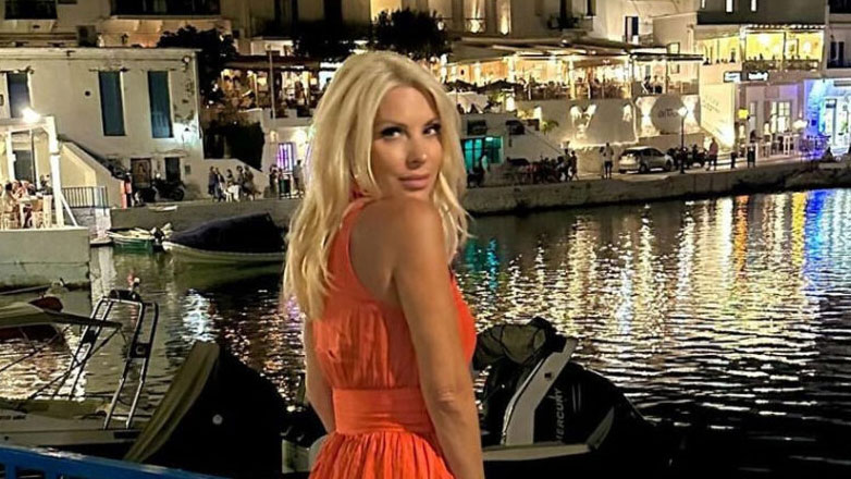 Ελένη Μενεγάκη: Βραδινή έξοδος στο Μπατσί της Άνδρου