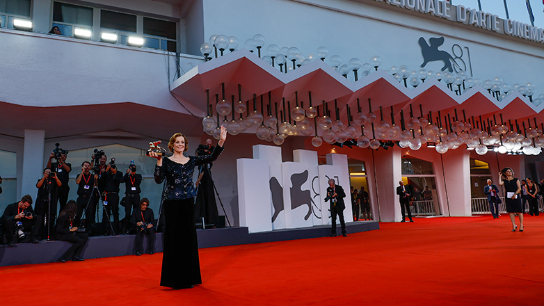 Με τον νέο «Σκαθαροζούμη» του Τιμ Μπάρτον άνοιξε η αυλαία του 81ου Φεστιβάλ Βενετίας