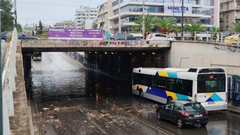 Iσχυρή καταιγίδα στα νότια προάστια της Αττικής – Πλημμύρισαν δρόμοι