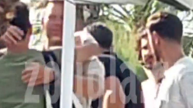 Κασσελάκης και Τάιλερ με βερμούδα στην παραλία – Χαιρετούν τους καλεσμένους του γάμου στις ξαπλώστρες