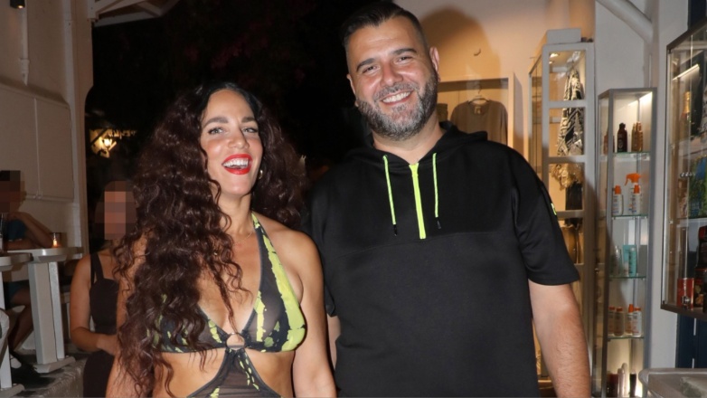 Κατερίνα Στικούδη: Στη Μύκονο χέρι – χέρι με το σύζυγό της Βαγγέλη Σερίφη – Η εμφάνιση που «τράβηξε» τα βλέμματα