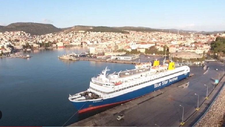 Γλίστρησε ενώ επιβιβαζόταν στο πλοίο και έπεσε στη θάλασσα