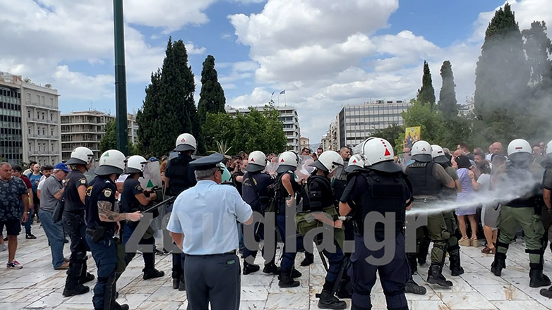 Ένταση και χημικά σε συγκέντρωση στο Σύνταγμα – Είχε απαγορευθεί η πραγματοποίησή της από την ΕΛ.ΑΣ.