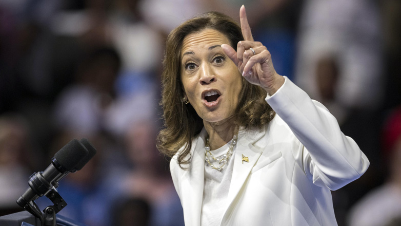 Η Χάρις κατηγορεί τον Τραμπ ότι δεν επέδειξε σεβασμό κατά την επίσκεψή του στο Στρατιωτικό Νεκροταφείο του Άρλινγκτον