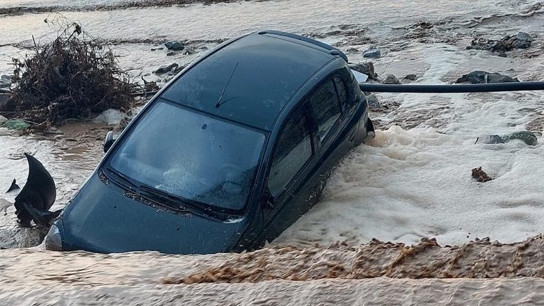 Πλημμύρες στην Κρήτη – Αυτοκίνητα στην θάλασσα και σοβαρές ζημιές