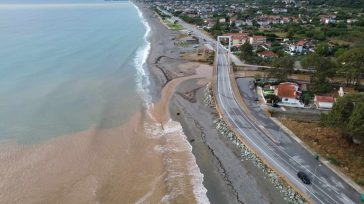Έγινε καφέ η θάλασσα στον Αγιόκαμπο Λάρισας