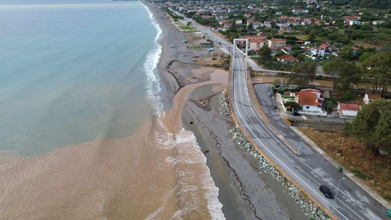 Έγινε καφέ η θάλασσα στον Αγιόκαμπο Λάρισας