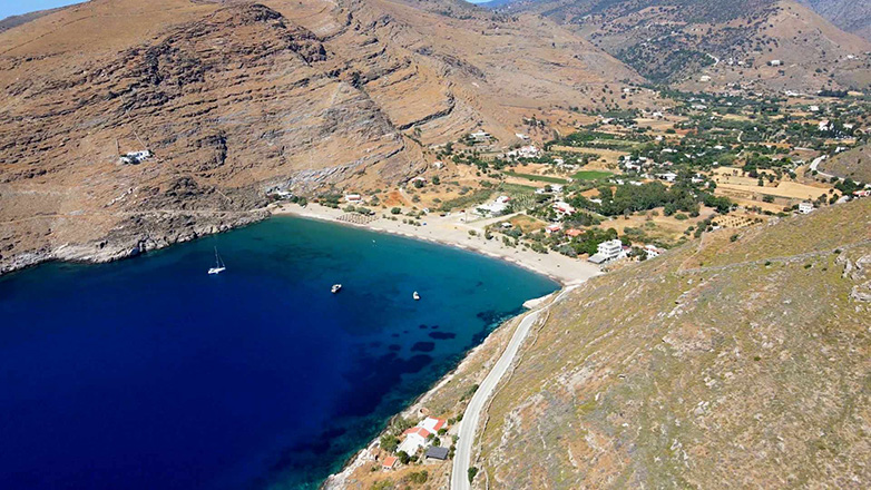 Ποίσσες: Η δημοφιλής παραλία της Τζιας με το καλύτερο ηλιοβασίλεμα