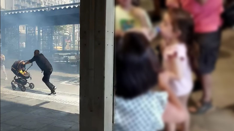 Συγκλονιστικό βίντεο: Γονείς με καρότσια προσπαθούν να σώσουν τα παιδιά τους από τα χημικά