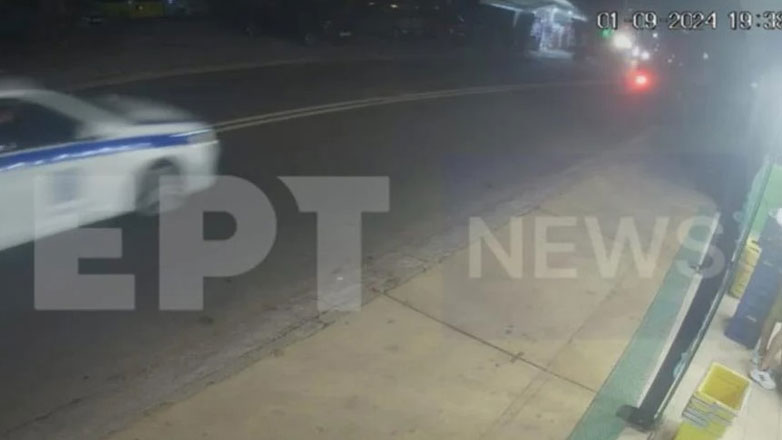 Καταδίωξη στην Αττική Οδό: Καρέ καρέ η στιγμή που το πολυτελές όχημα σπάει τις μπάρες