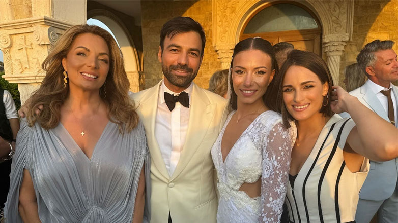 Η Άντζελα Γκερέκου με την κόρη της, Μαρία Βοσκοπούλου στον γάμο του Αντρέα Γεωργίου στην Κύπρο