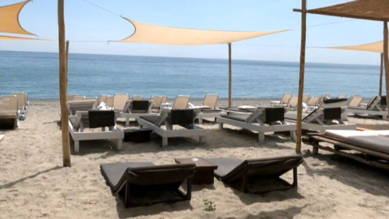 Χαλκιδική: Υπάλληλος beach bar έσκασε τα λάστιχα αυτοκινήτου κλιμακίου του ΣΔΟΕ