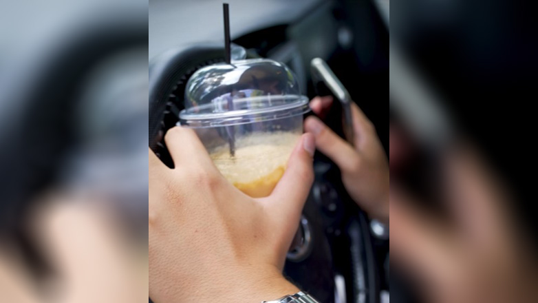 «Κύριε, μόνο τα χέρια στο τιμόνι»: Το νέο σποτάκι της ΕΛ.ΑΣ. για τον… καφέ