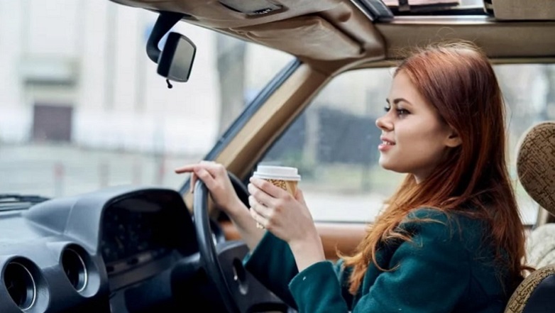 Πρόστιμο για όσους οδηγούν με … τον καφέ στο χέρι – Τι είπε η εκπρόσωπος Τύπου της ΕΛ.ΑΣ.