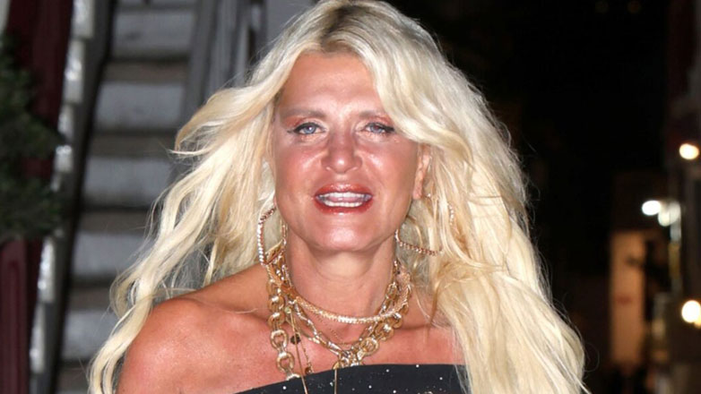 Μαρίνα Σταυράκη: Η λαμπερή της εμφάνιση στα σοκάκια της Μυκόνου που «μαγνήτισε» τα βλέμματα