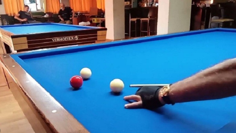 Καυγάς στα «μπιλιάρδα» – Διαφώνησαν και χτυπήθηκαν με τις στέκες