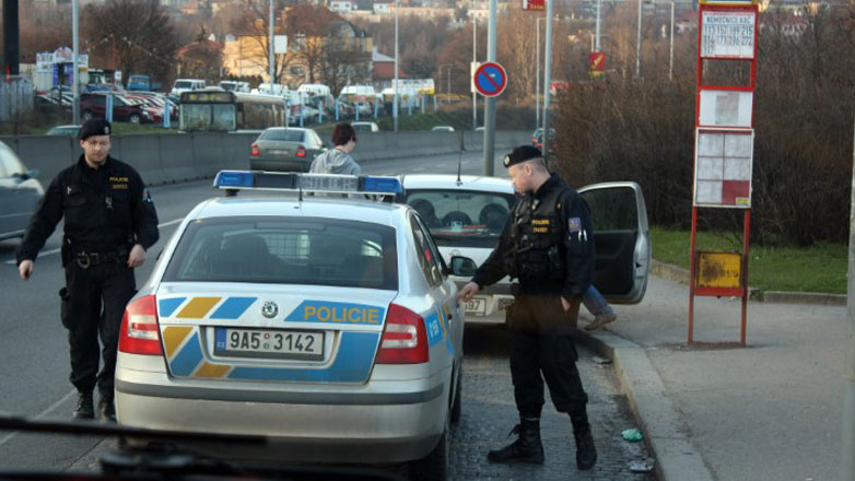 Τσεχία: Η αστυνομία εντόπισε περίπου 30 μετανάστες σε φορτηγό – Μία γυναίκα βρέθηκε νεκρή