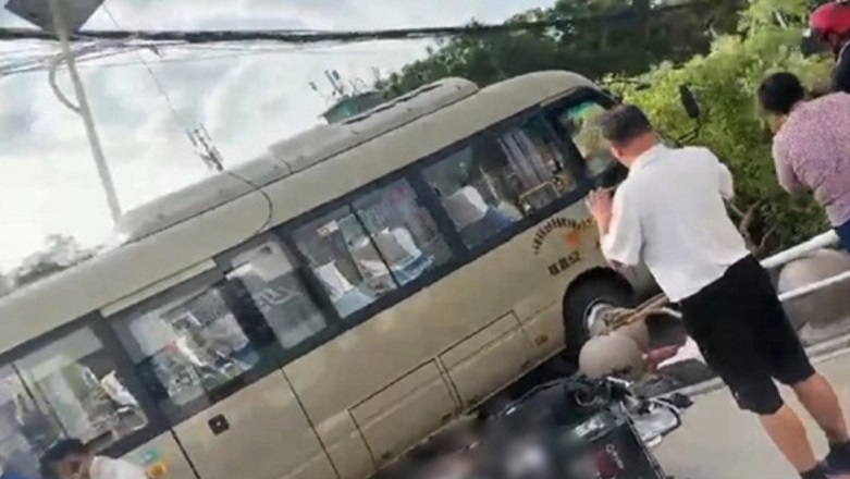 Σχολικό λεωφορείο έπεσε πάνω σε πλήθος στην Κίνα – 11 νεκροί, ανάμεσά τους μαθητές