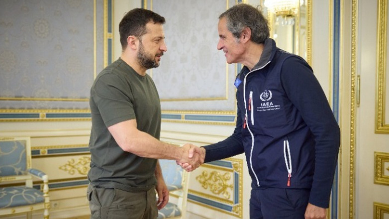 Ο επικεφαλής του ΔΟΑΕ συζήτησε για την ασφάλεια του πυρηνικού σταθμού του Κουρσκ με τον Ζελένσκι